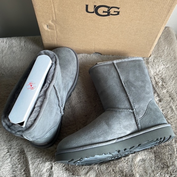 UGG - Women’s Classic Short ll / Winter Boots - Picture 6 of 9